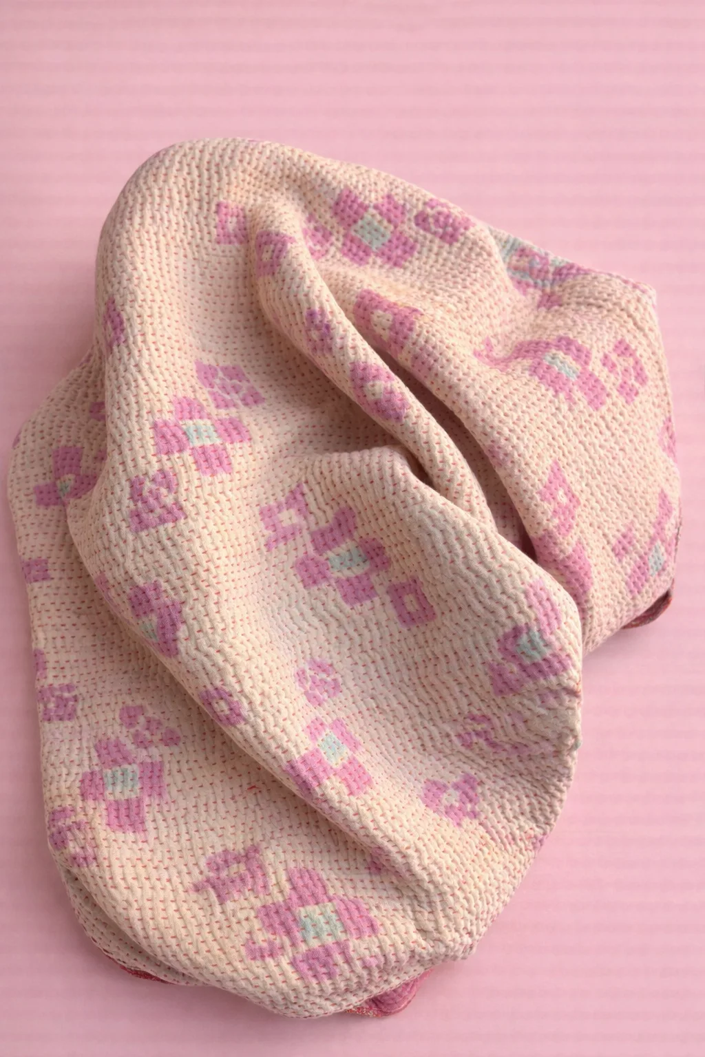 Kantha Decke von Lili Pepper Farbe Lila/Pastell gemuster
