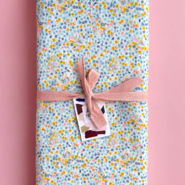 Der Sommer wird bunt – und das darf sich auch auf deinem Tisch zeigen. Das Tischtuch **Spring Bouquet** von Lili Pepper bringt frische Farben und eine lebendige Atmosphäre auf den Tisch. Erhältlich in zwei Grössen und gefertigt aus 100 % Baumwolle. Der Stoff besteht aus Restmaterial der Textilindustrie, sodass die Materialien noch viele Jahre im Kreislauf bleiben können.