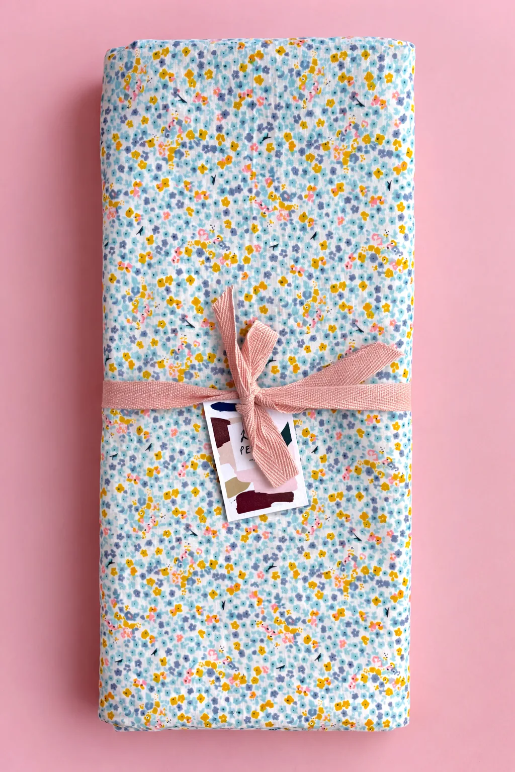 L'été s'annonce haut en couleur – et cela peut aussi se refléter sur ta table. La nappe **Spring Bouquet** de Lili Pepper apporte des couleurs fraîches et une ambiance vivante à ta table. Disponible en deux tailles et fabriquée en 100 % coton. Le tissu est issu de chutes de l'industrie textile, ce qui permet aux matériaux de rester dans le cycle de vie pendant de nombreuses années encore.