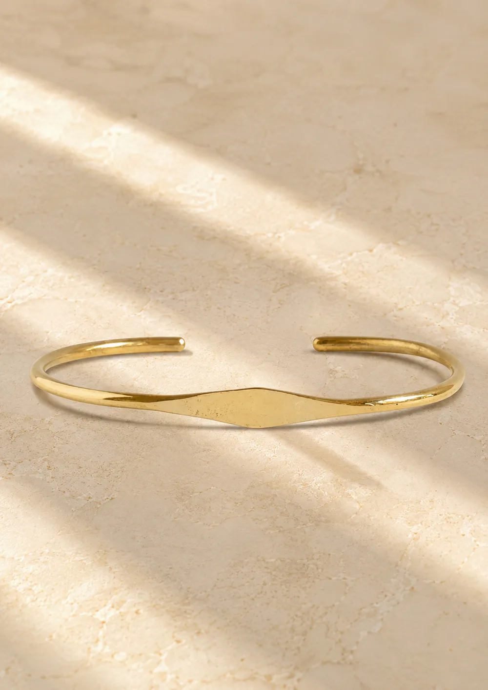 Der Flat Rhomb Armreif von Ting Goods