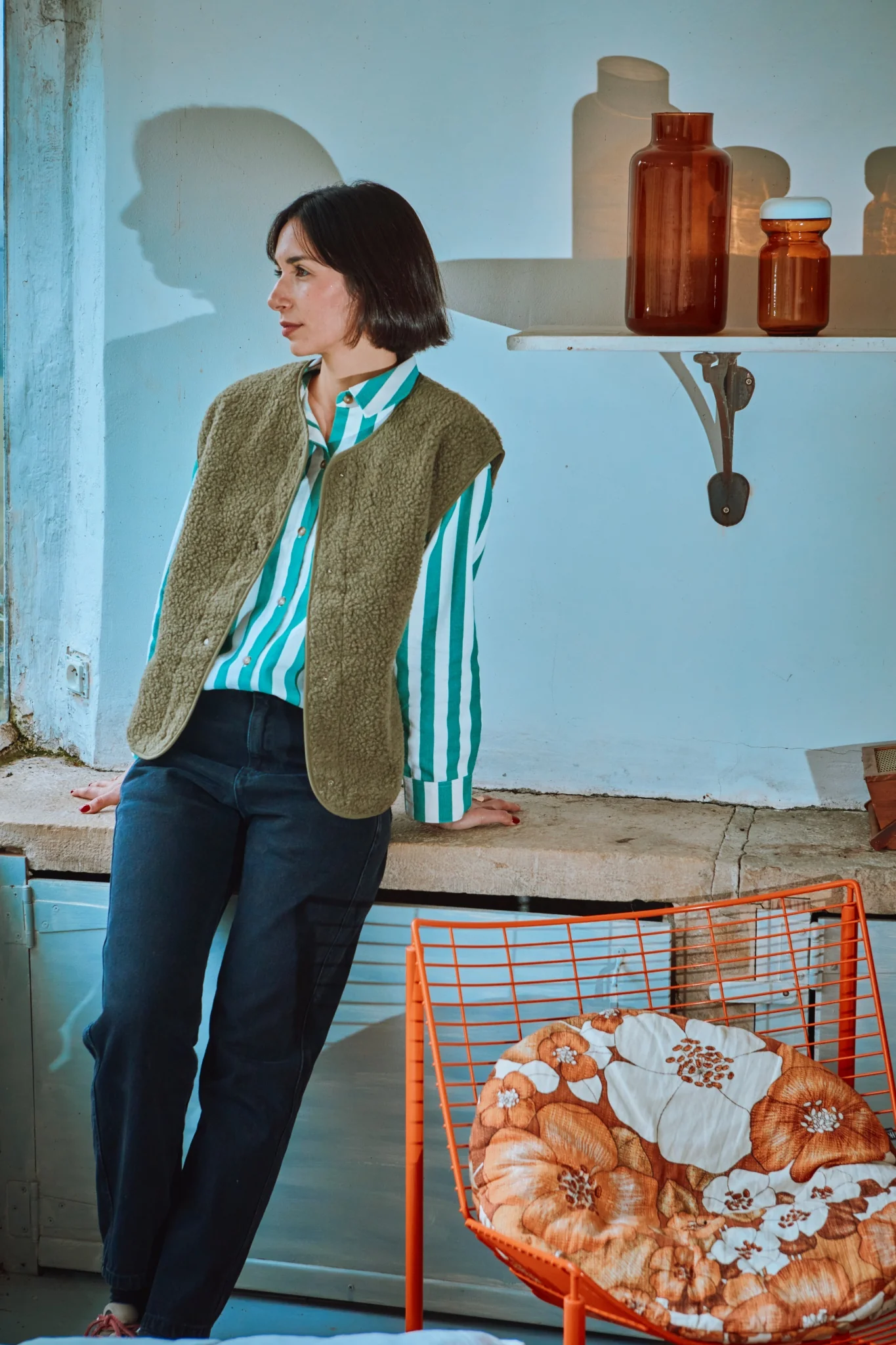Sheep Weste in Taupe Green ist ein kuscheliger Begleiter für kühlere Tage und perfekt für unkomplizierte Layering-Looks. Der natürliche Wollstoff hält angenehm warm, während der schlichte Schnitt vielseitig kombinierbar bleibt.