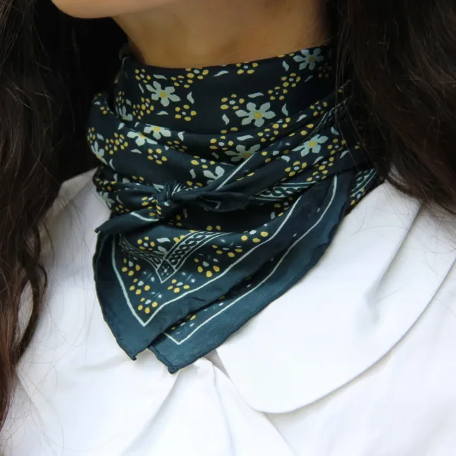 Mini-Seidenschal in Natasha Navy von Les Belles Vagabondes
