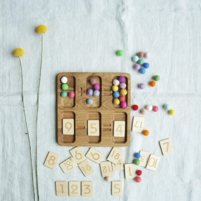 Tableau de mathématiques Montessori par Threewood
