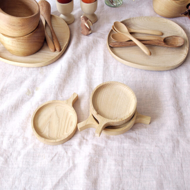 Petit plateau en bois naturel de frêne, fabriqué manuellement