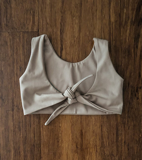 The Perfect Bikini Top en filets de pêche recyclés de The Simple Folk, couleur dune