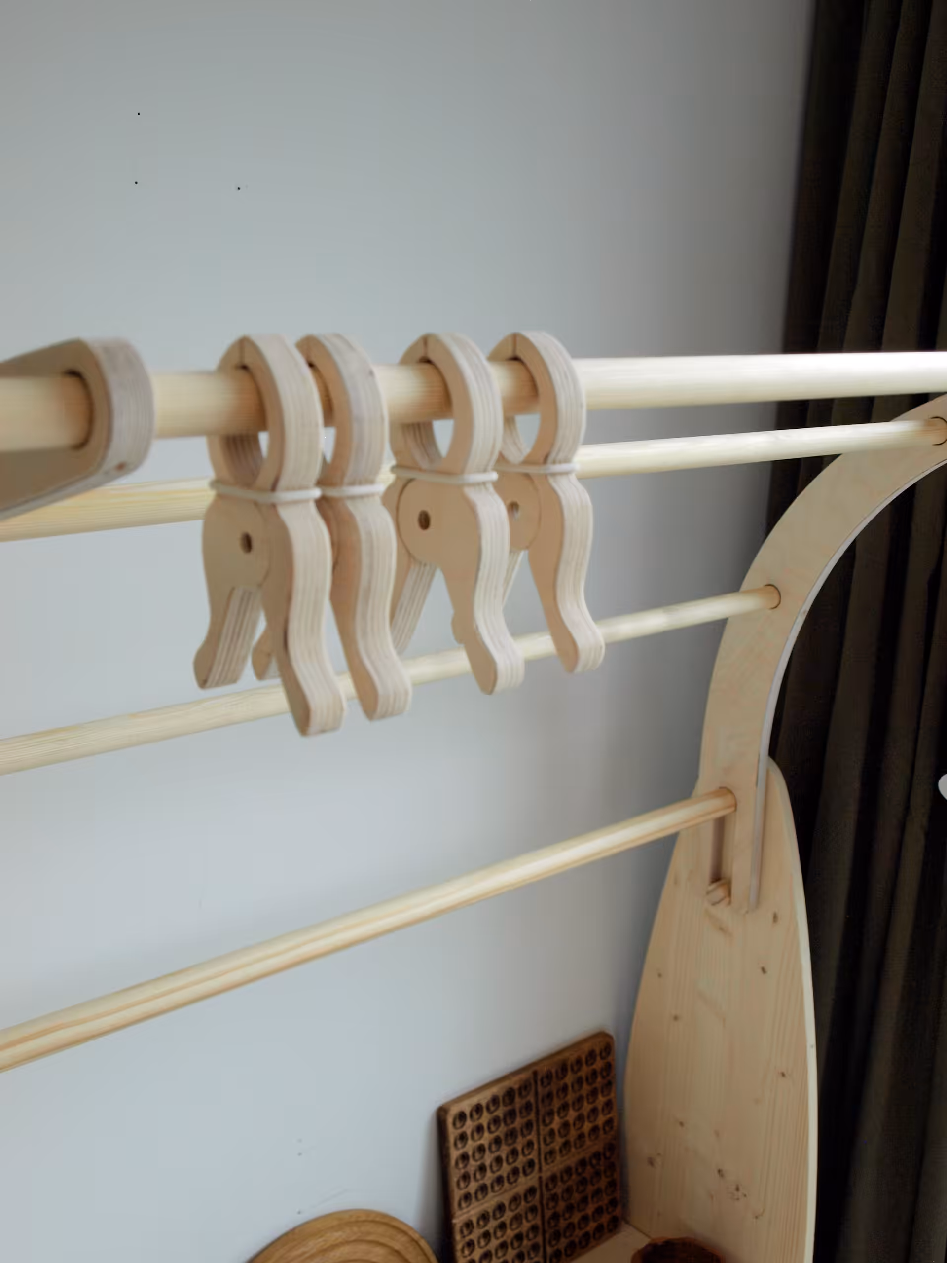 Jeu de 4 grandes pinces en bois de bouleau par Speelbelovend – Image 7