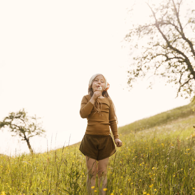 Short Elspa en coton bio par Minimalisma, couleur Nougat et Seaweed