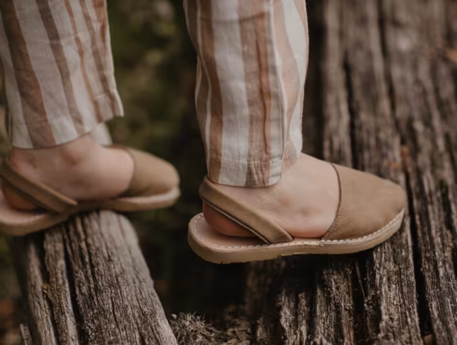 Les sandales Avarca par The Simple Folk, couleur Biscotti – Image 2